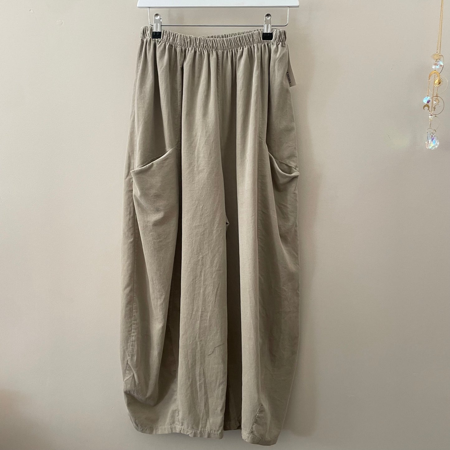 Moda Barrel Leg Trousers. Fine Cord.