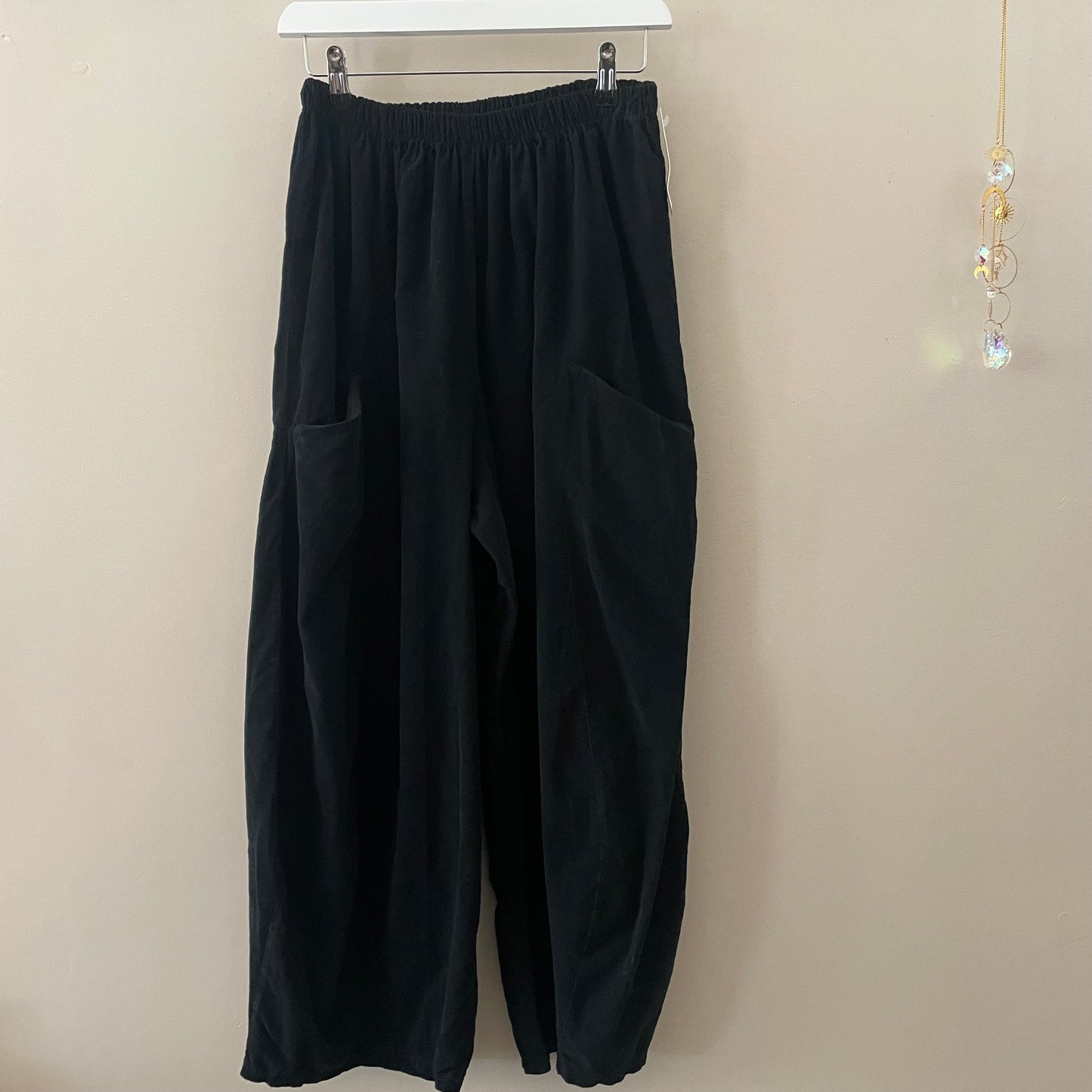 Moda Barrel Leg Trousers. Fine Cord.