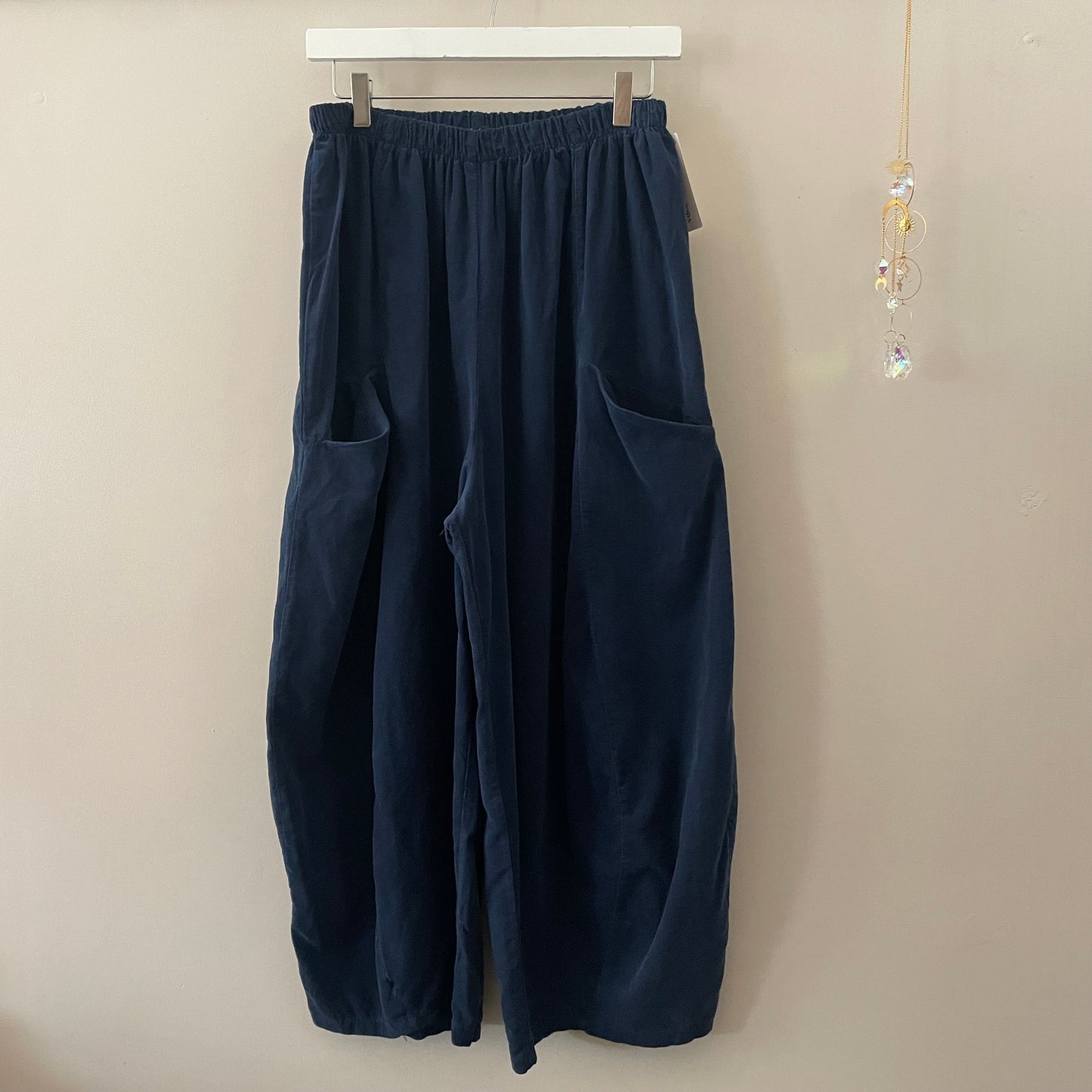 Moda Barrel Leg Trousers. Fine Cord.
