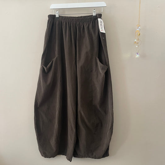 Moda Barrel Leg Trousers. Fine Cord.