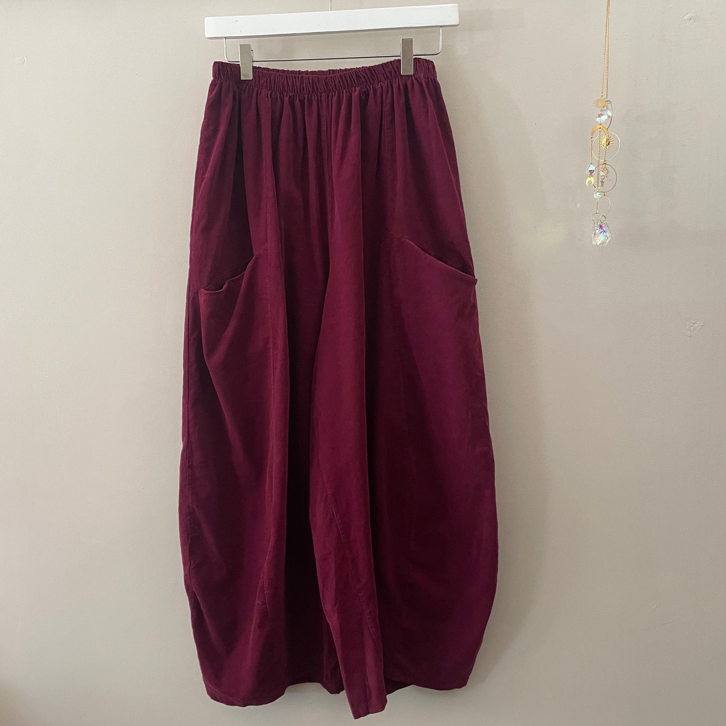 Moda Barrel Leg Trousers. Fine Cord.